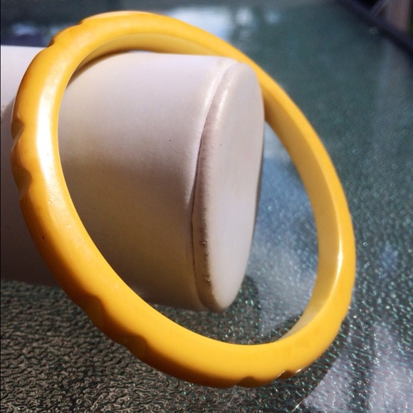 Vintage yellow bakelite scalloped bangle 🌼