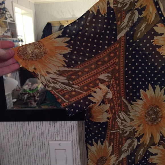 NWOT beautiful top for end of summer and fall! - Picture 3 of 4