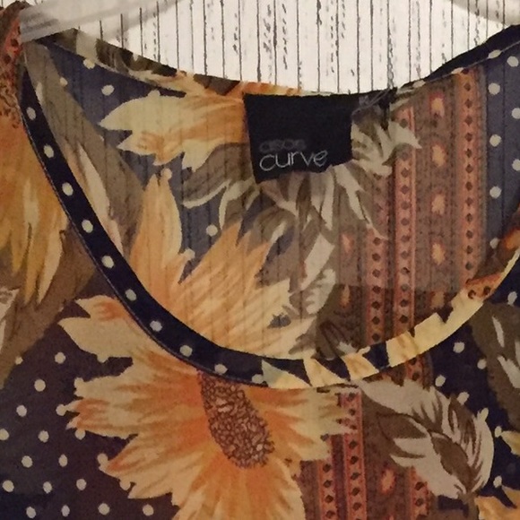 NWOT beautiful top for end of summer and fall! - Picture 4 of 4