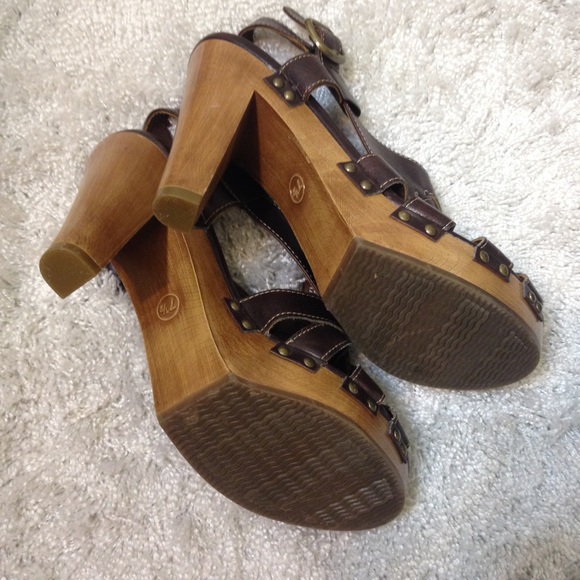 Brown heels - Picture 3 of 3