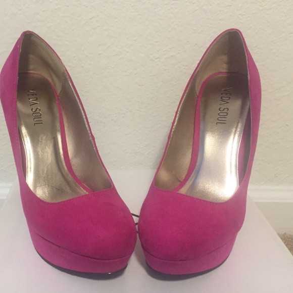 Beautiful fuchsia suede heels Sz 9 - Picture 2 of 3