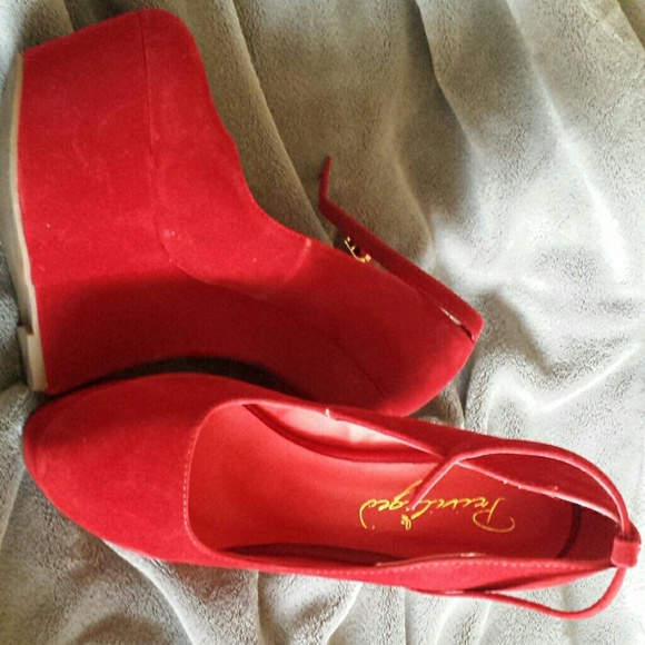 Never worn wedgeless heels by Privileged - Picture 2 of 2
