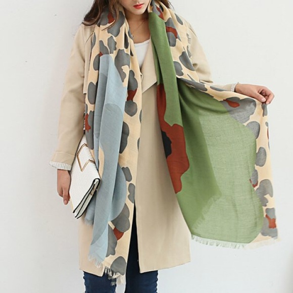 Accessories - 💞HOST PICK💞  ONE LEFT  Graphic Floral Scarf