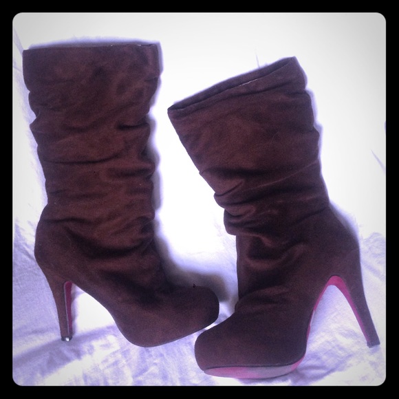 Chocolate Brown Suede heeled boots!