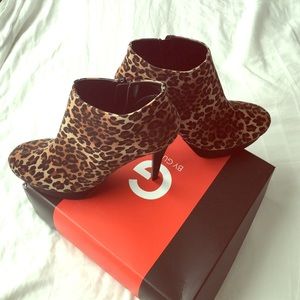 Guess leopard print booties NWOT