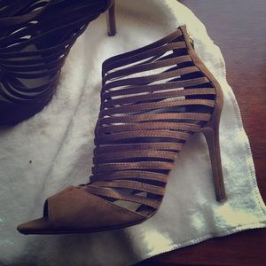 Strappy sandle pumps