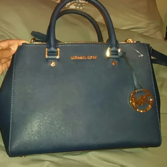 MK Sutton medium IN navy blue