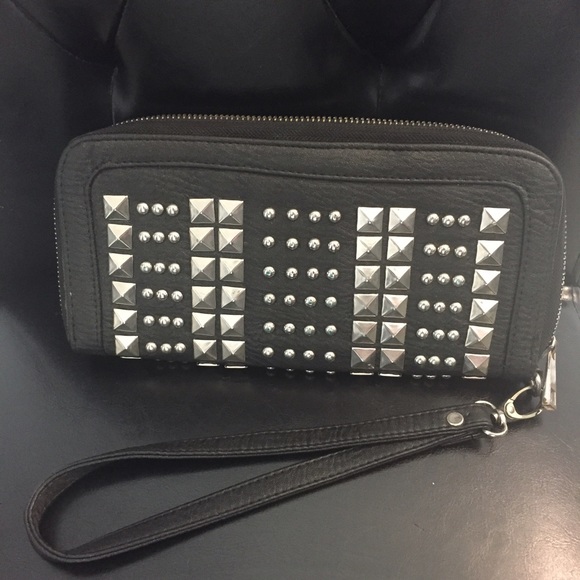 Black clutch