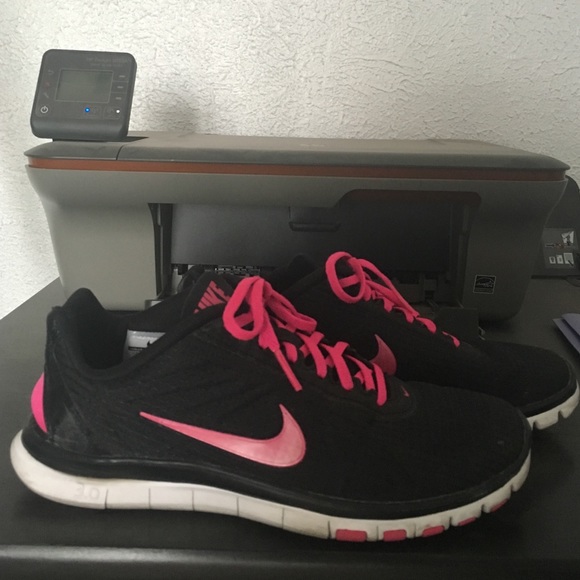 Black and pink nike frees