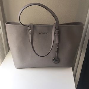 100% authentic Michael Kors tote jet set bag