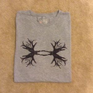 2 L Under Armour Graphic T