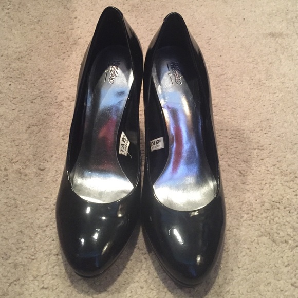 Black pumps