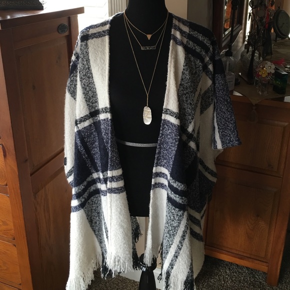 Cream/navy shawl