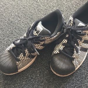 Cool adidas snake print tennis shoes!