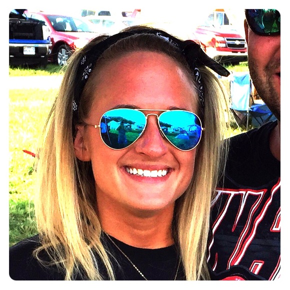 Mirrored blue ray-ban aviator