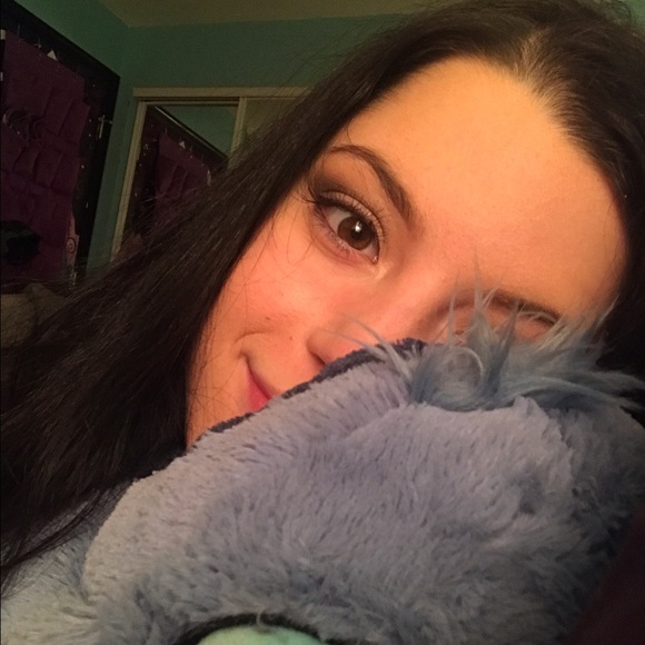 Meet your Posher, Alyssa - Picture 2 of 2