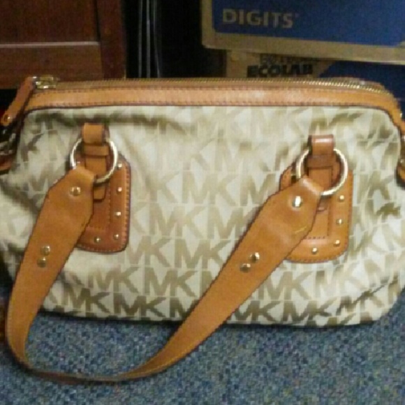 Meet your Posher, Deniene - Picture 2 of 2