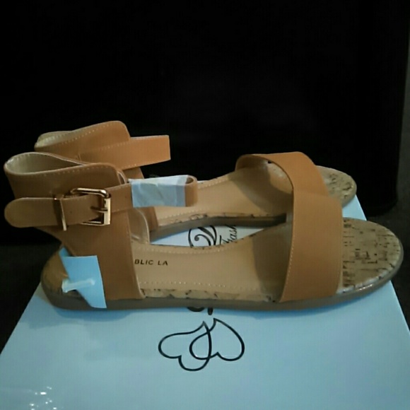 New ladies slippers - Picture 2 of 3