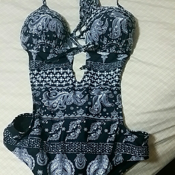 Gorgeous Black and White Paisley Print Monokini