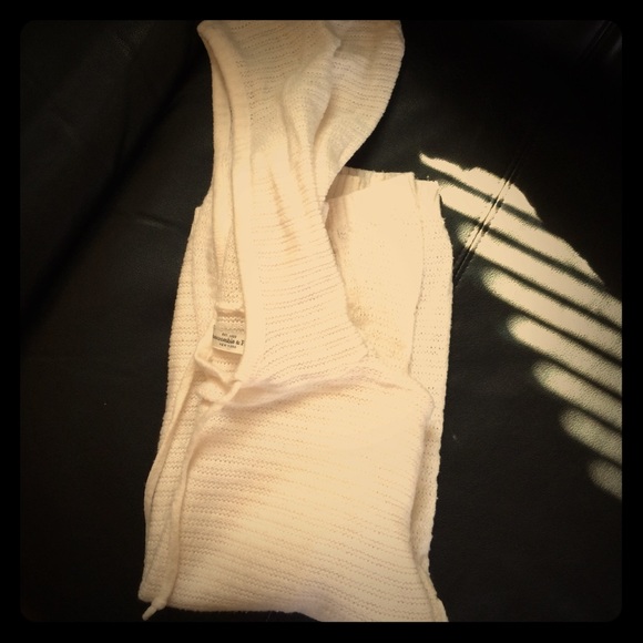 ABERCROMBIE CREAM SWEATER