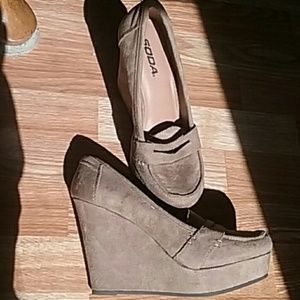BNWOT GORGEOUS SUED TAN WEDGES