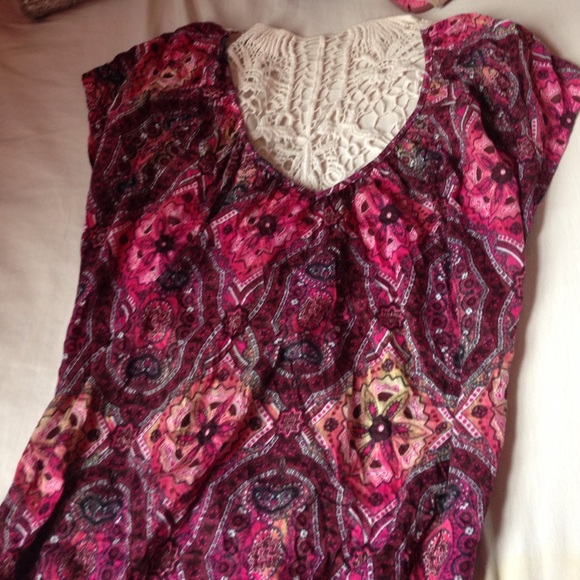 Large v neck designed shirt with lace