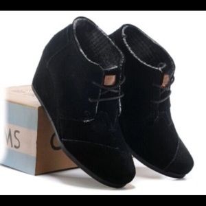 TOMS black wedges!