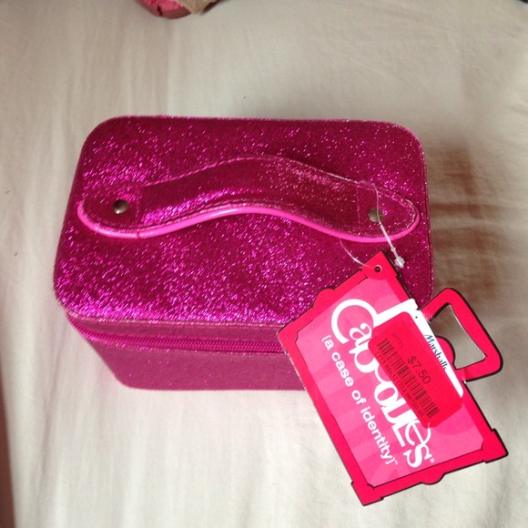 BRAND NEW. NEVER USED MAKEUP CARRIER!