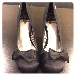 Adorable black pumps with bows 🎀