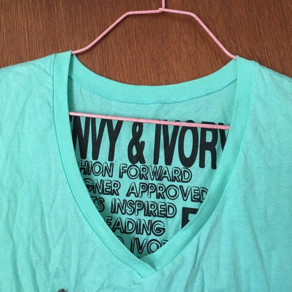 V-neck - Picture 3 of 3