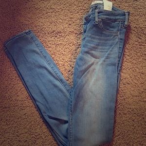Hollister skinny jeans & navy blue shirt