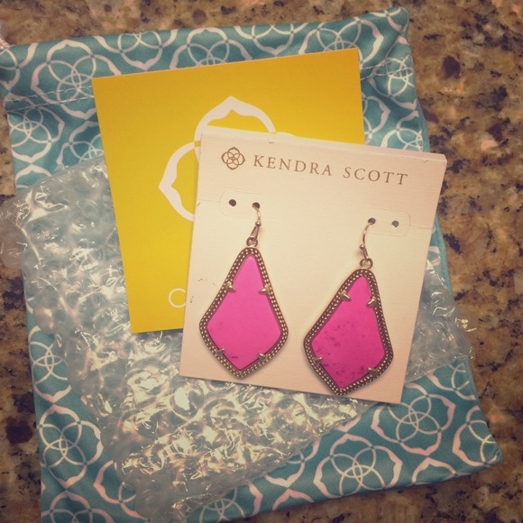 Kendra Scott Alex earrings in Magenta