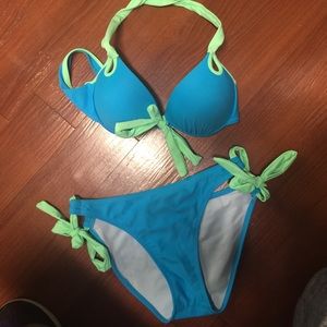 Blue and green swimsuit! This is VS look alike!