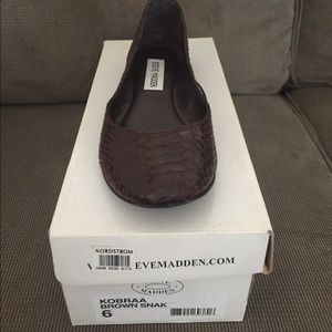 Brown Snake Steve Madden flats 😀