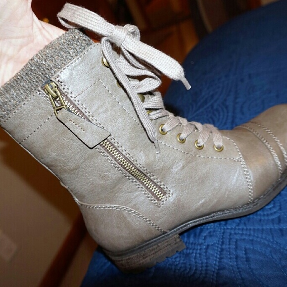 Boots - Picture 3 of 4