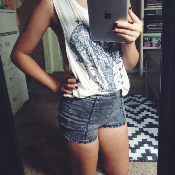 🚫SOLD🚫 ACID WASH hi rise shorts - Picture 4 of 4