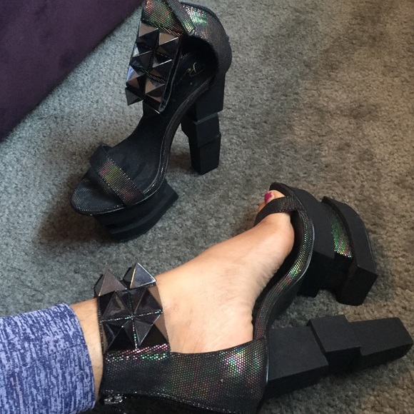 Very stylish pump! Love different looks!
