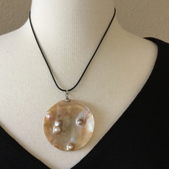 Genuine Freshwater Mother of Pearl Necklace - Picture 1 of 4