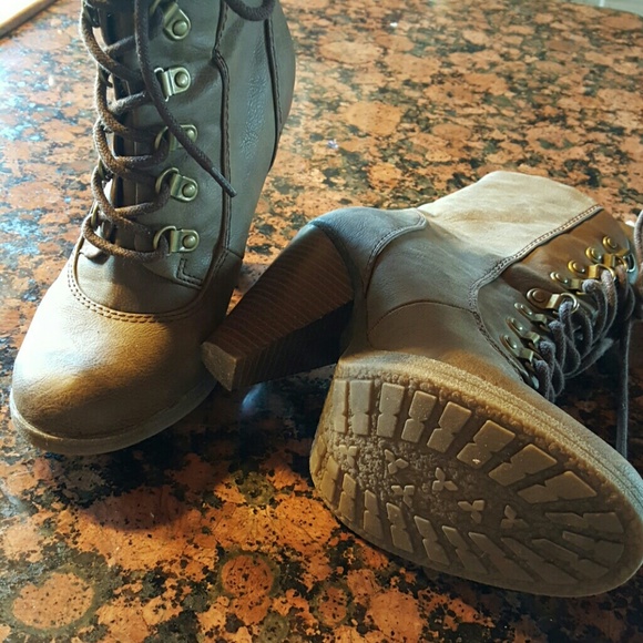 Fur lined boot, rubber sole. - Picture 2 of 4