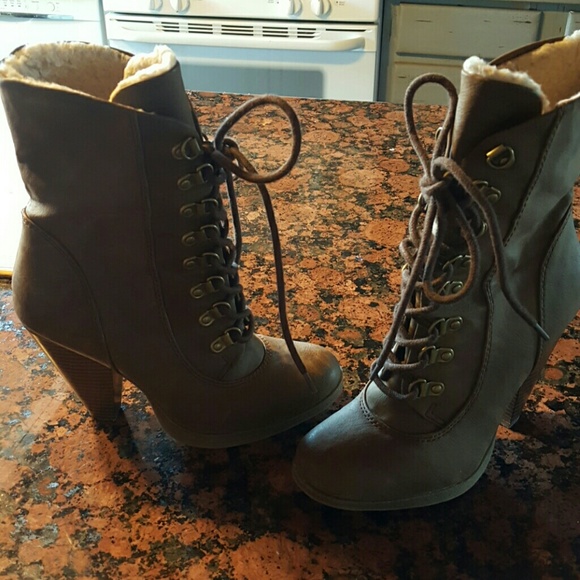 Fur lined boot, rubber sole. - Picture 4 of 4