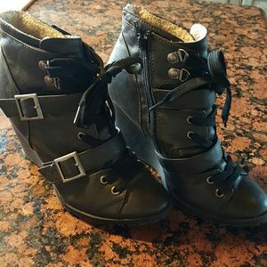 Candie's Wedge booties