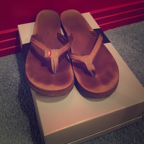 Rainbow-thin strap sandals with arch support.