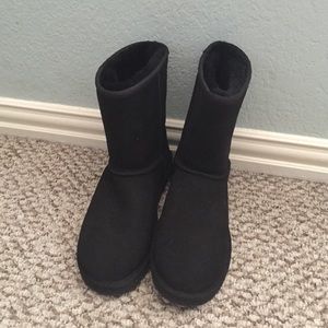 NWOT Classic Short Black Uggs Sz 8