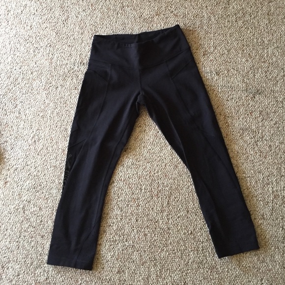 Lululemon crops. Size 4. Mesh paneling.