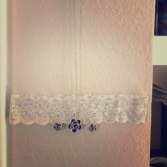 Black and silver rose necklace set