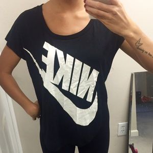 NWOT Black swoop neck Nike t shirt