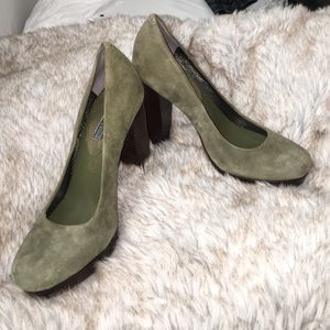 NWOT Moss green suede pumps