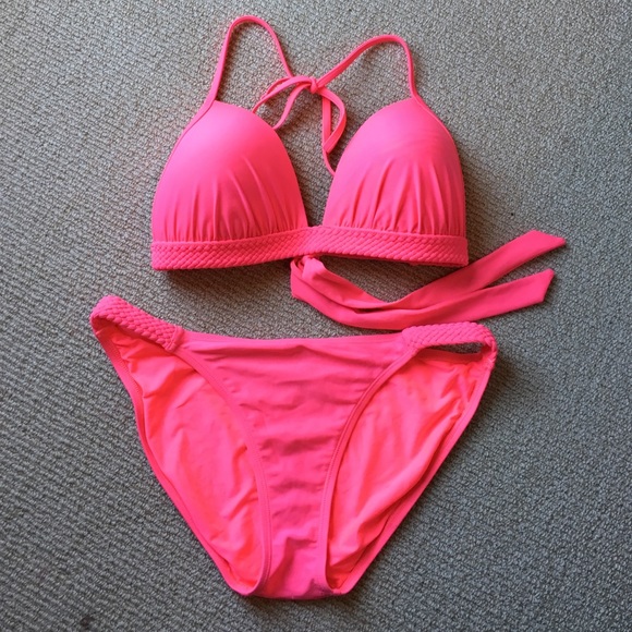 Bright pink bikini - Picture 1 of 4