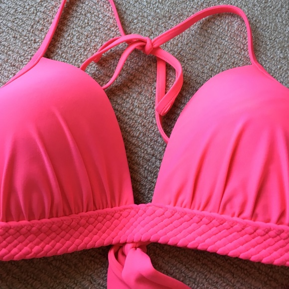 Bright pink bikini - Picture 2 of 4