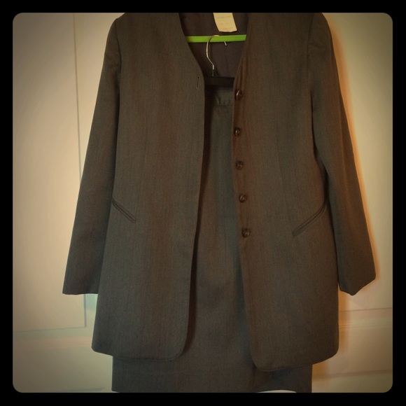 Harve'Bernard business suit